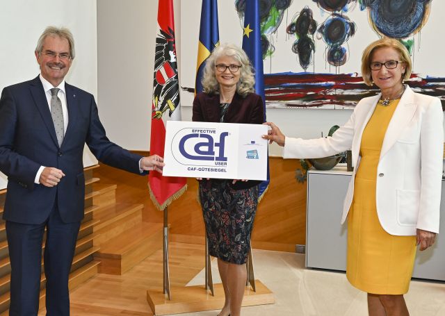 Landeshauptfrau Mikl-Leitner und Landtagspräsident Wilfing gratulieren Landesrechnungshofdirektorin Goldeband zur Auszeichnung