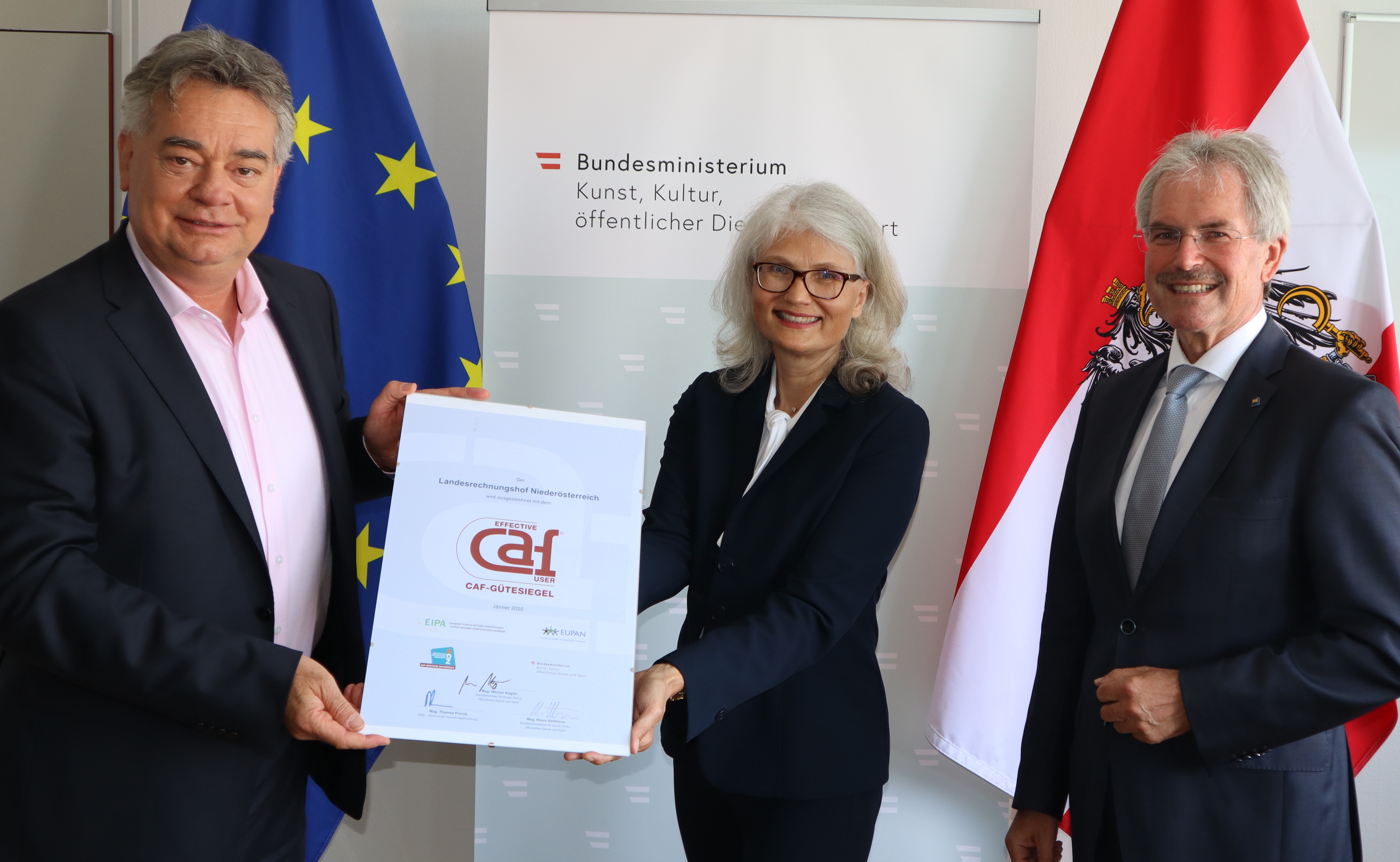 Vizekanzler Kogler und Landtagspräsident Wilfing überreichen Landesrechnungshofdirektorin Goldeband das Qualitätszertifikat