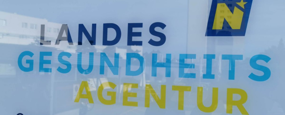 Namensschild im Eingangsbereich der NÖ Landesgesundheitsagentur